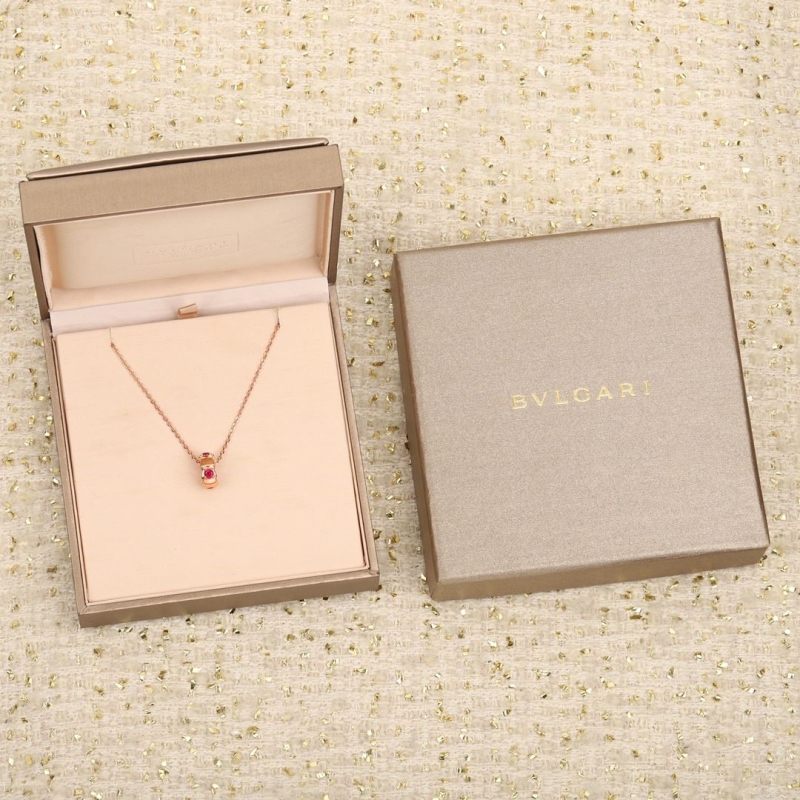 Bo*te*ga venenta necklaces